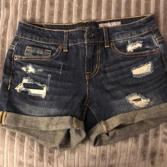 high waisted denim shorts (ripped) - Picture 2 of 6